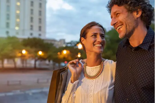 Couple se souriant lord du premier rencard