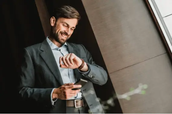 Homme souriant se préparant à son premier rdv
