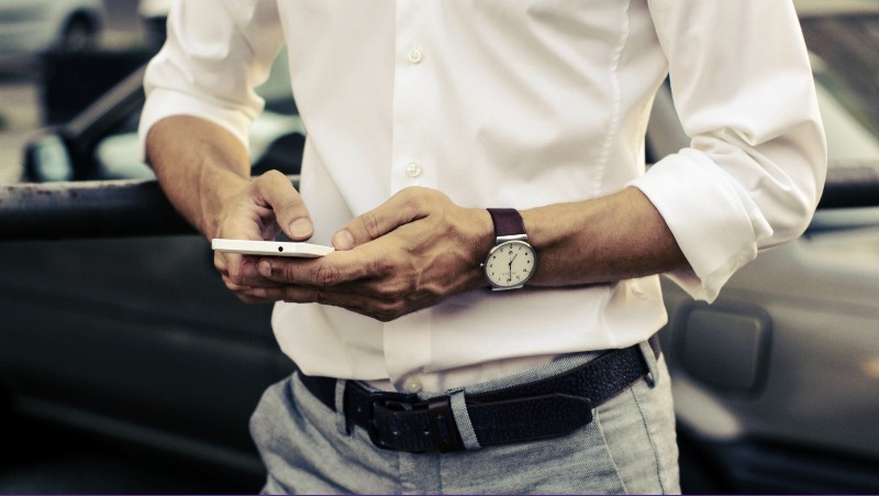 Homme célibataire sur son téléphone, classe, en suisse romande