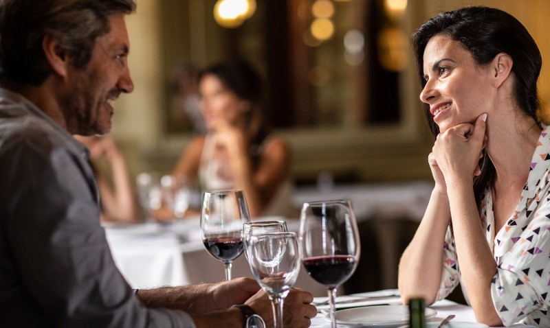 Couple souriant au restaurant